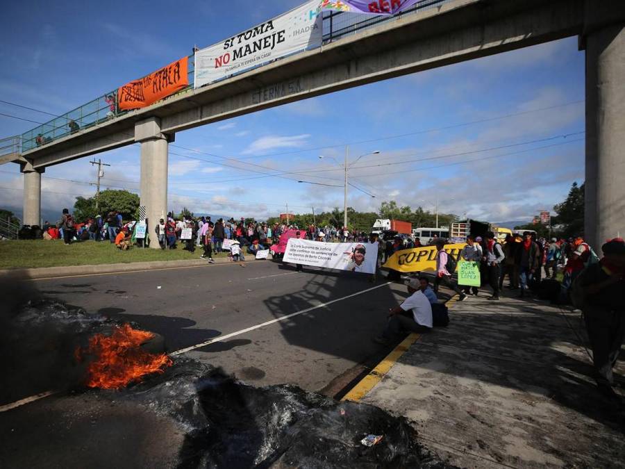 Con quema de llantas y pancartas, bloquean carretera CA-5 y exigen justicia para Juan López