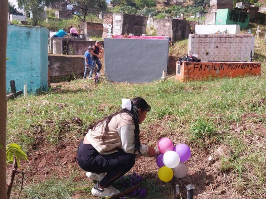 Con flores, globos y alfombras: capitalinos conmemoran el Día de Difuntos