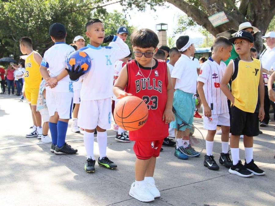 Alumnos de las escuelas muestran su fervor y sus sueños en los 203 aniversario de independencia