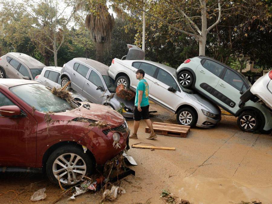 Con decenas de carros apilados en sus calles amaneció Valencia tras el paso de la DANA