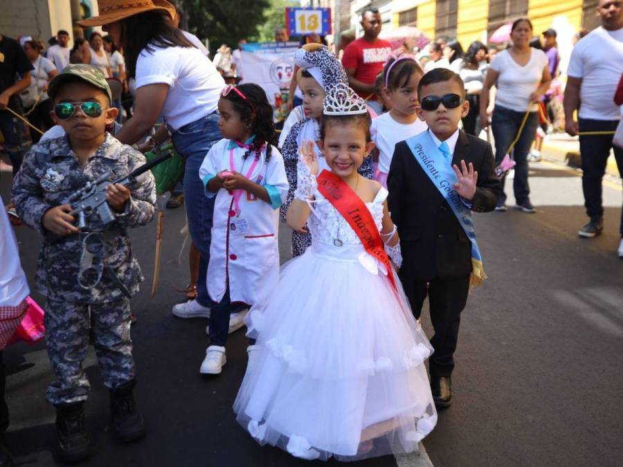 Con música y baile, alumnos de prebásica ponen ambiente en las calles de Comayagüela