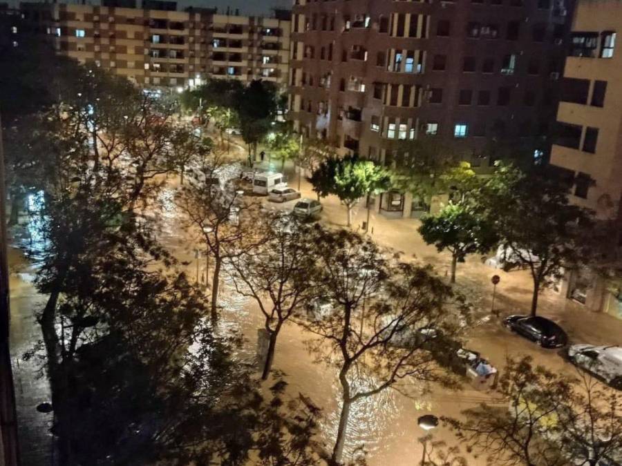 Decenas de muertos, carros flotando y personas desaparecidas: desastres tras inundaciones en Valencia