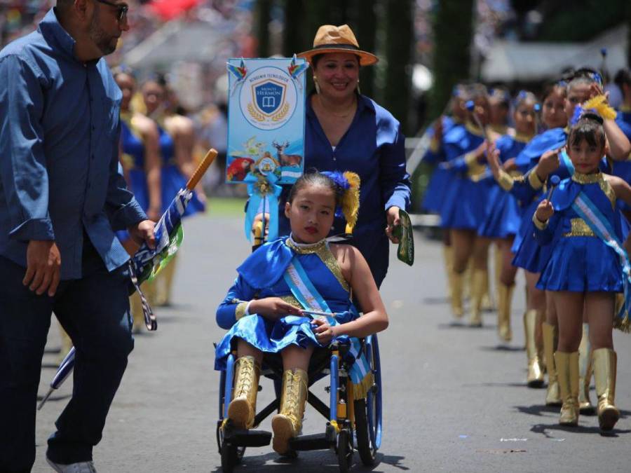 Monigotes y peculiares trajes: las curiosidades que dejaron los desfiles patrios 2024