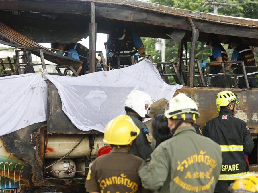 Excursión escolar termina en tragedia: al menos 23 muertos deja incendio de bus en Tailandia