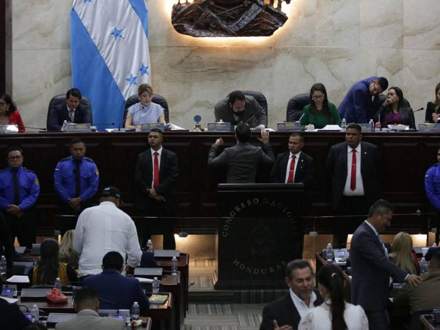 “Es una emergencia”, solo eso dijo Luis Redondo antes de suspender sesión en CN