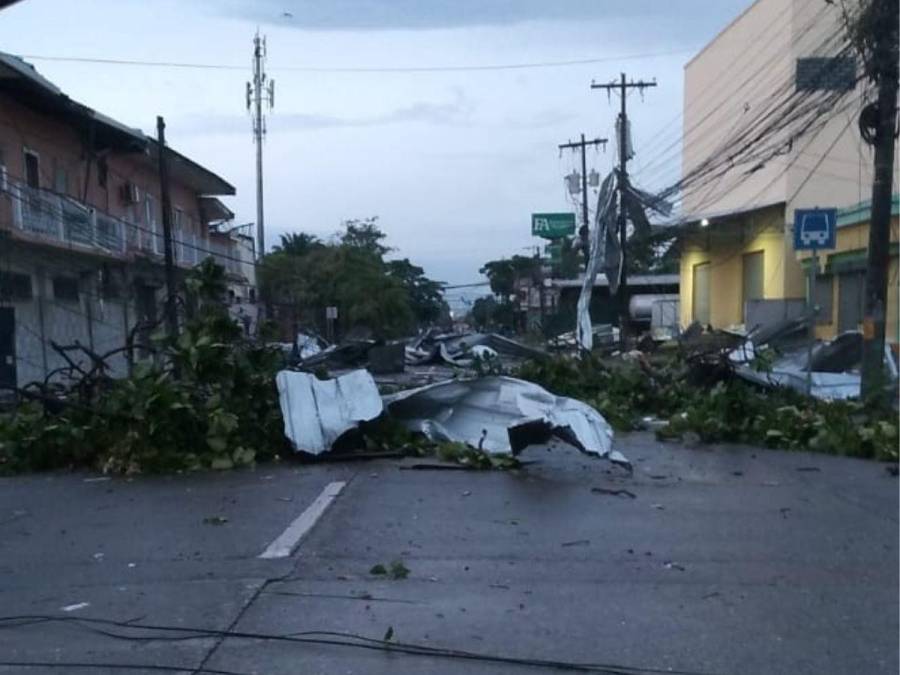 Postes caídos, calles cerradas  y casas dañadas dejan vientos huracanados en Puerto Cortés