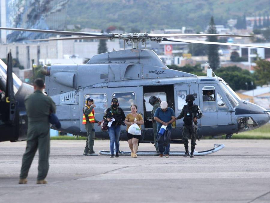 Esposados y en helicóptero, llegan a Tegucigalpa policías y militares acusados de facilitar información a narcos