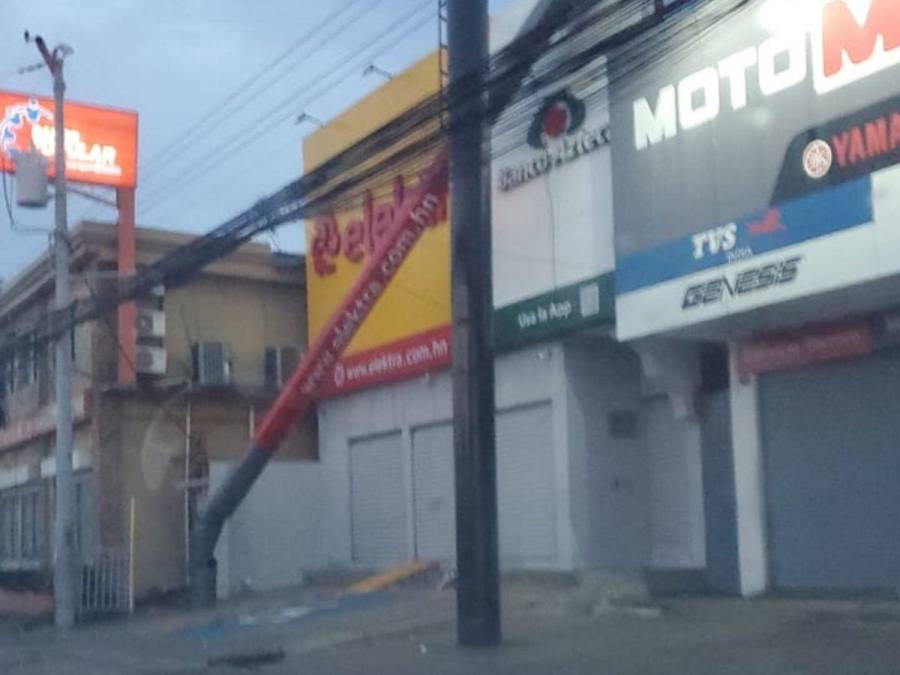 Postes caídos, calles cerradas  y casas dañadas dejan vientos huracanados en Puerto Cortés