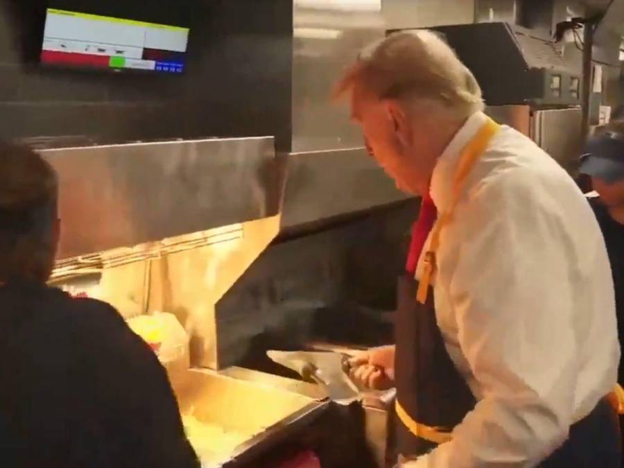 Trump cocina papas en un restaurante de comida rápida y envía un mensaje a Harris