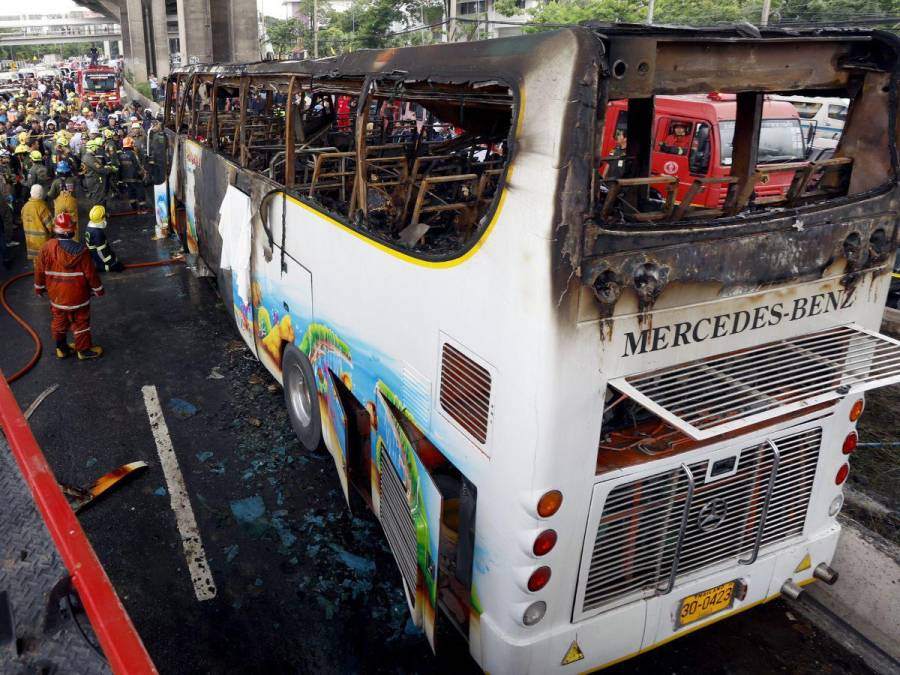 Excursión escolar termina en tragedia: al menos 23 muertos deja incendio de bus en Tailandia