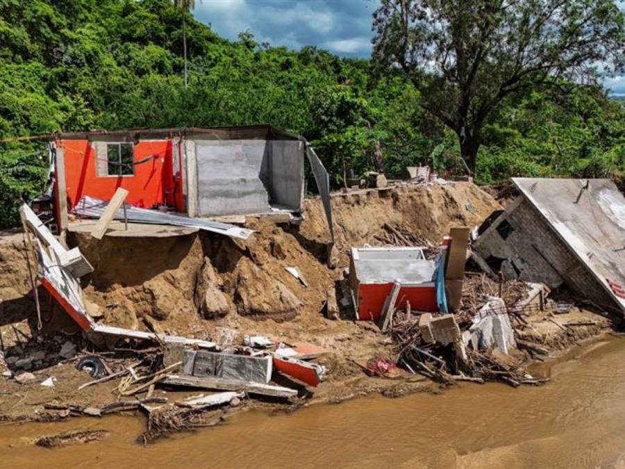 Lluvias del huracán John derrumban casas y sueños de familias en Acapulco, México