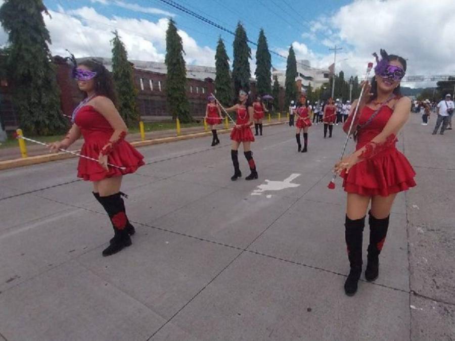 Tradición y color: Hermosas palillonas engalanan Carnaval de Tegucigalpa 2024