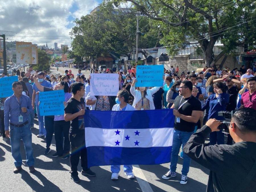 ¡Protestas! Con quema de llantas personal del Hospital Escuela en las calles