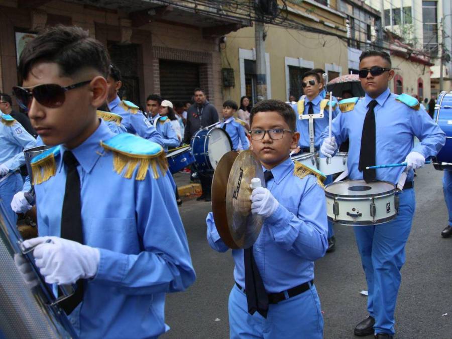 Con llamativos trajes, niños y niñas deslumbran en los desfiles en Comayagüela