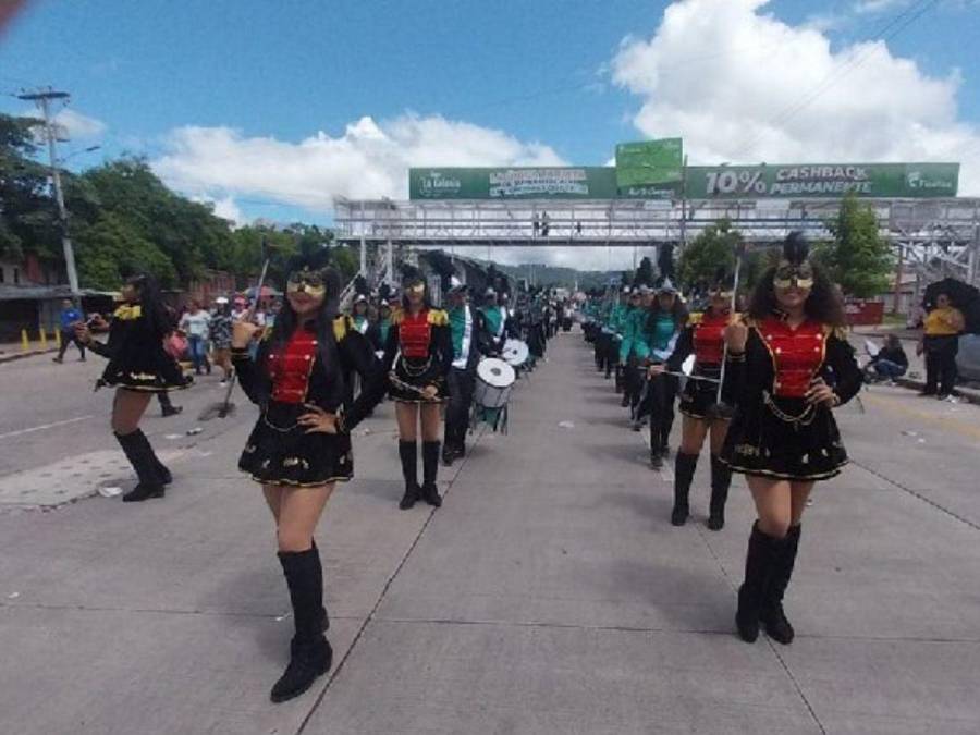 Tradición y color: Hermosas palillonas engalanan Carnaval de Tegucigalpa 2024