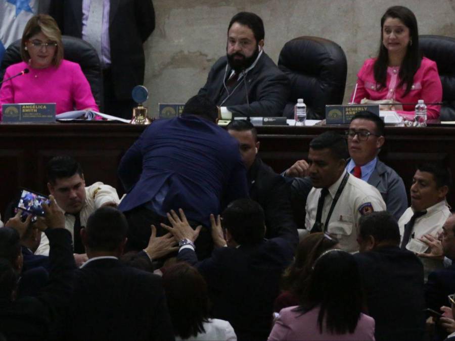 Lanzan botella con agua a Luis Redondo durante sesión en el Congreso Nacional