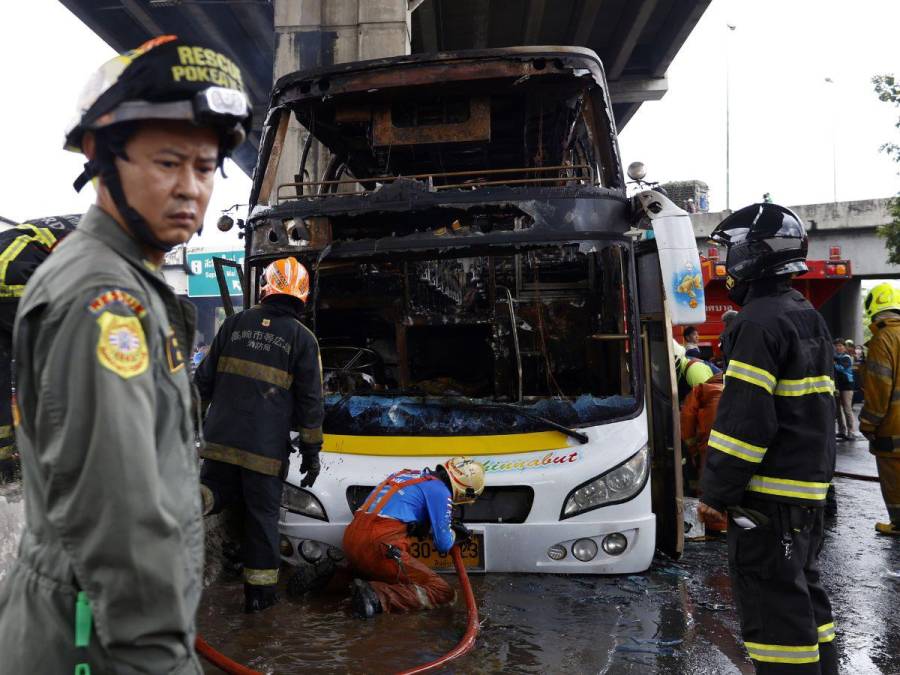 Excursión escolar termina en tragedia: al menos 23 muertos deja incendio de bus en Tailandia