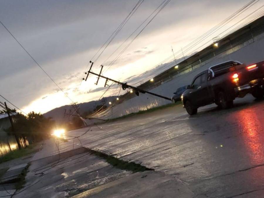 Postes caídos, calles cerradas  y casas dañadas dejan vientos huracanados en Puerto Cortés