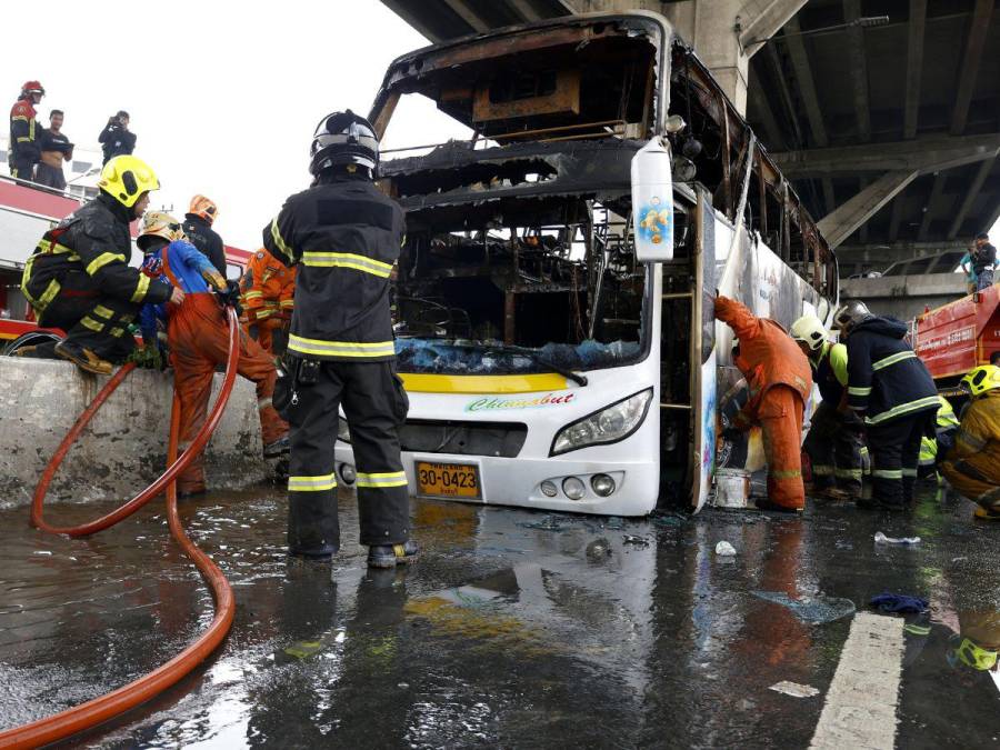 Excursión escolar termina en tragedia: al menos 23 muertos deja incendio de bus en Tailandia