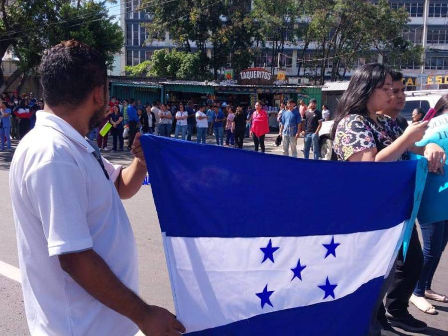 ¡Protestas! Con quema de llantas personal del Hospital Escuela en las calles