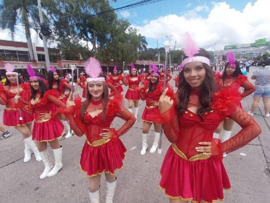 Tradición y color: Hermosas palillonas engalanan Carnaval de Tegucigalpa 2024