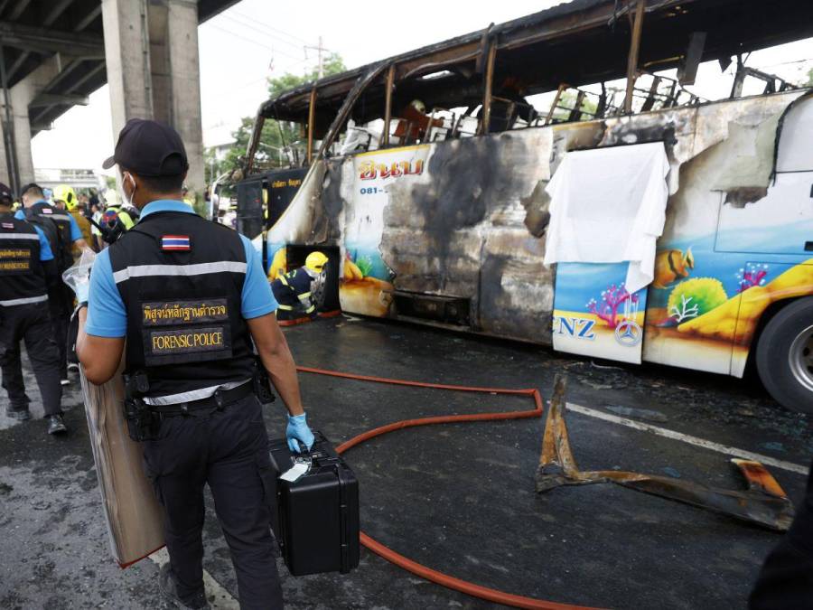 Excursión escolar termina en tragedia: al menos 23 muertos deja incendio de bus en Tailandia