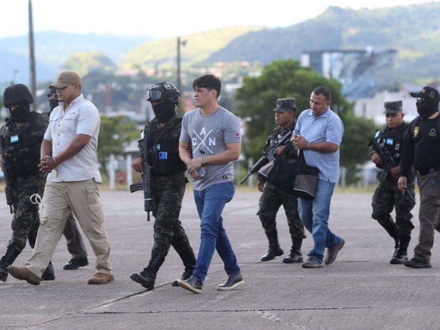 Esposados y en helicóptero, llegan a Tegucigalpa policías y militares acusados de facilitar información a narcos