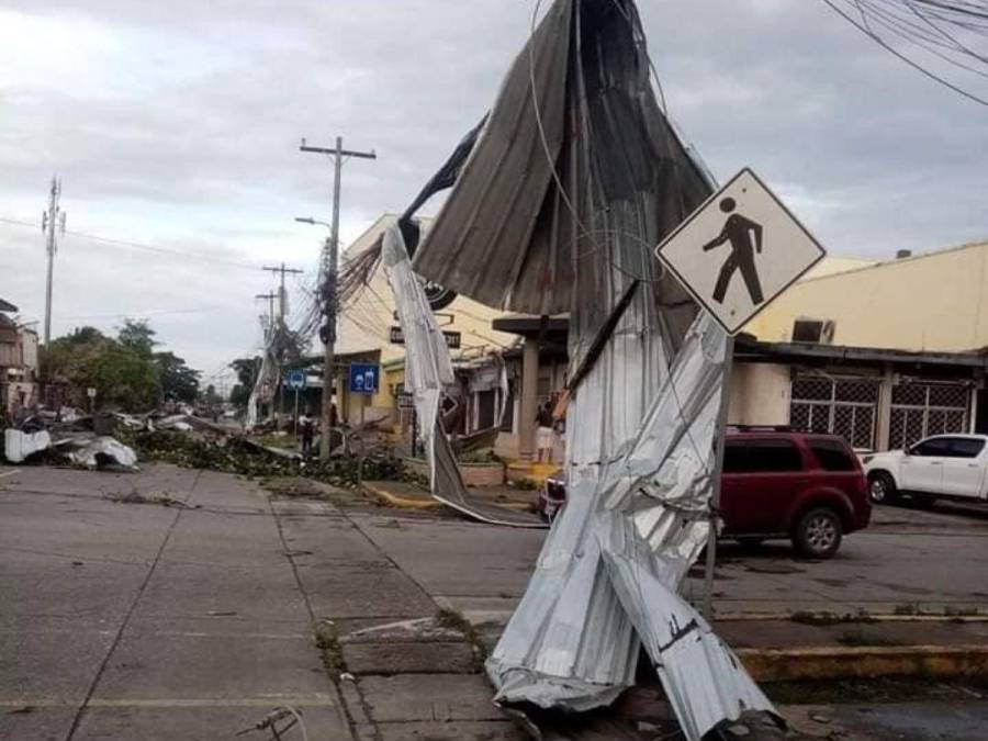 Postes caídos, calles cerradas  y casas dañadas dejan vientos huracanados en Puerto Cortés