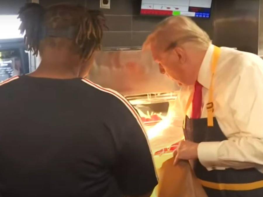 Trump cocina papas en un restaurante de comida rápida y envía un mensaje a Harris