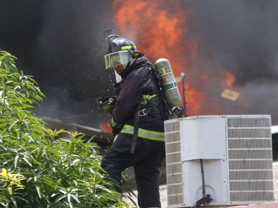 Infierno en El Prado: Bomberos batallan contra las furiosas llamas