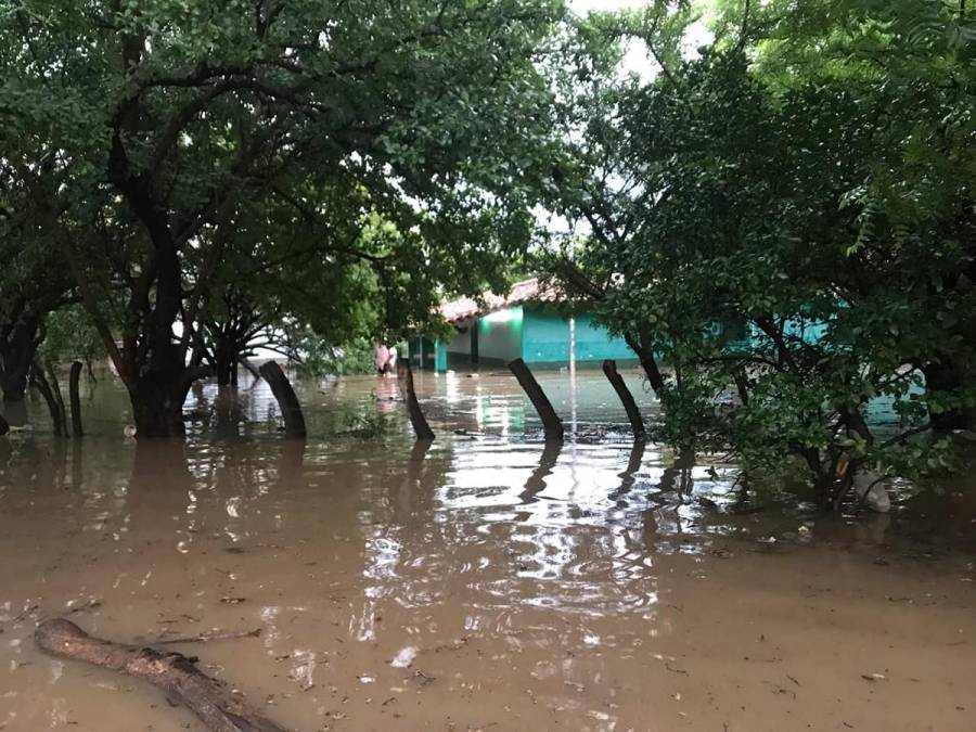 “Con el agua a la rodilla”, pobladores de El Cubulero, Valle, afectados por inundaciones