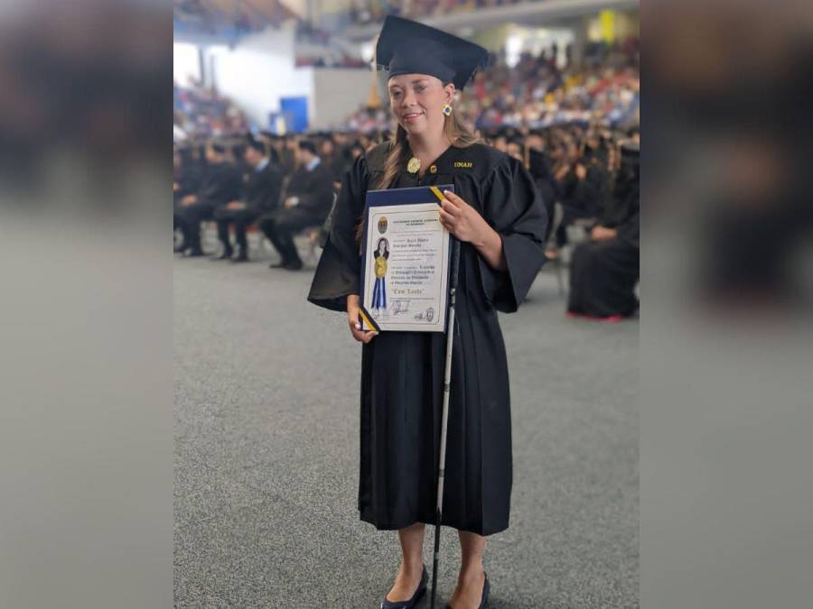 Graduaciones UNAH 2024: Estudiante no vidente y religiosa reciben sus títulos