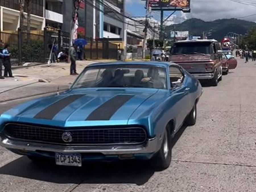 Autos clásicos causan sensación en Carnaval de Tegucigalpa