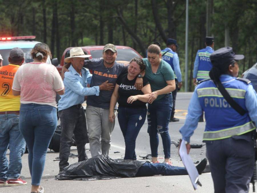 Dolor e impotencia: familiares de jóvenes fallecidos llegan a la zona del accidente en Zambrano