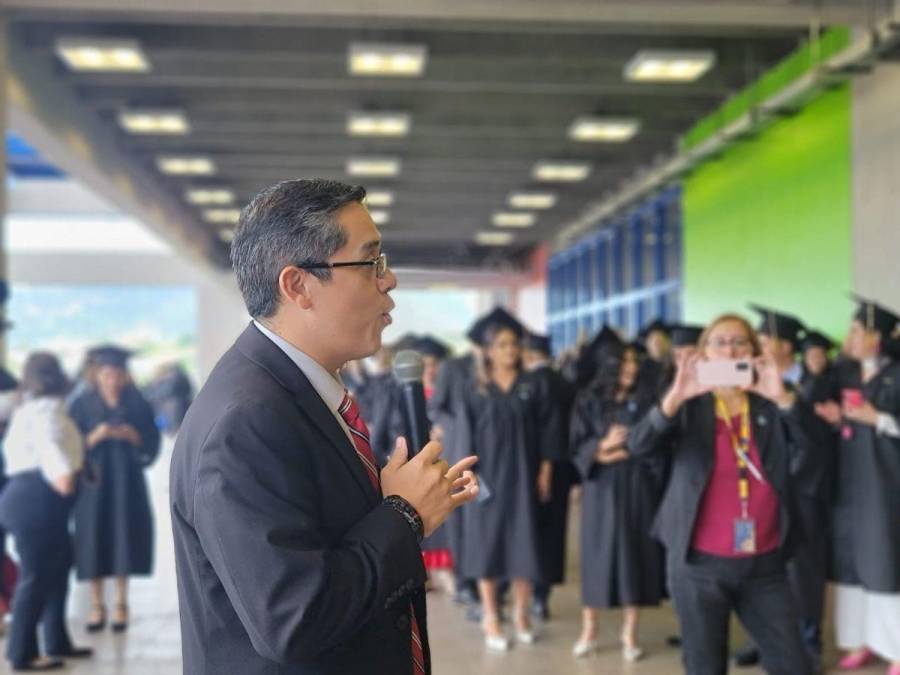 Graduaciones UNAH 2024: Estudiante no vidente y religiosa reciben sus títulos