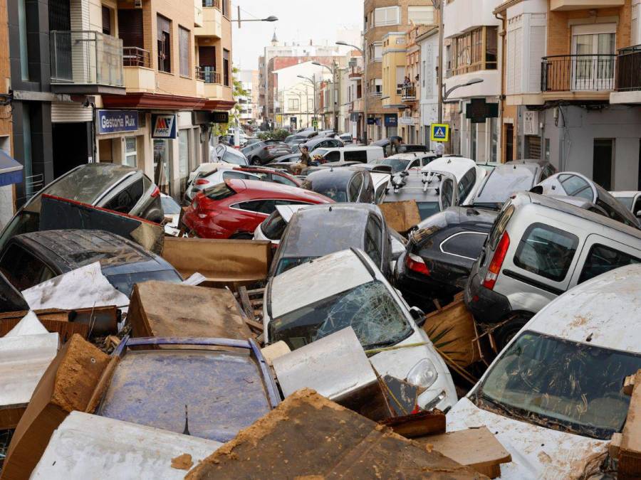 Con decenas de carros apilados en sus calles amaneció Valencia tras el paso de la DANA