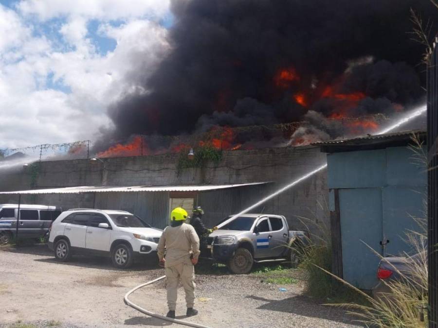 Las imágenes del pavoroso incendio en la colonia El Prado