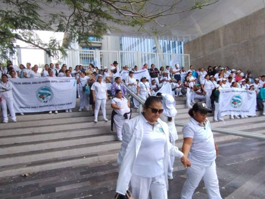 Bailando y exigiendo pagos: enfermeros auxiliares paralizan el CCG