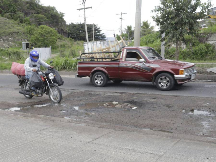 Sobre ‘cráteres’ y en tinieblas transitan motociclistas por algunas zonas de Honduras