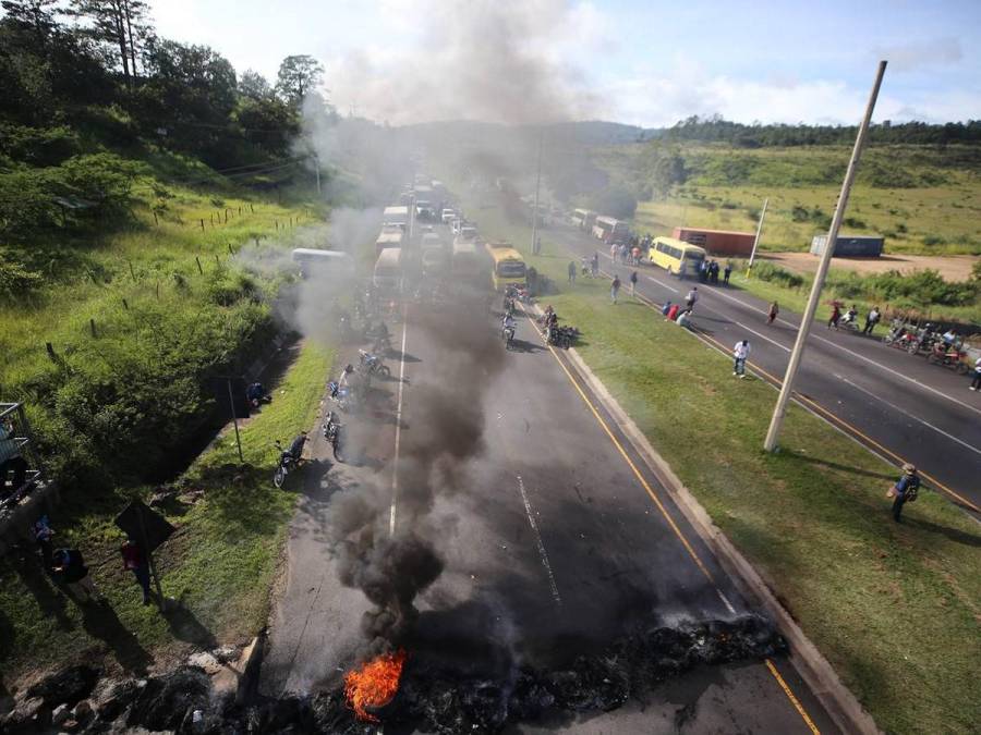 Con quema de llantas y pancartas, bloquean carretera CA-5 y exigen justicia para Juan López