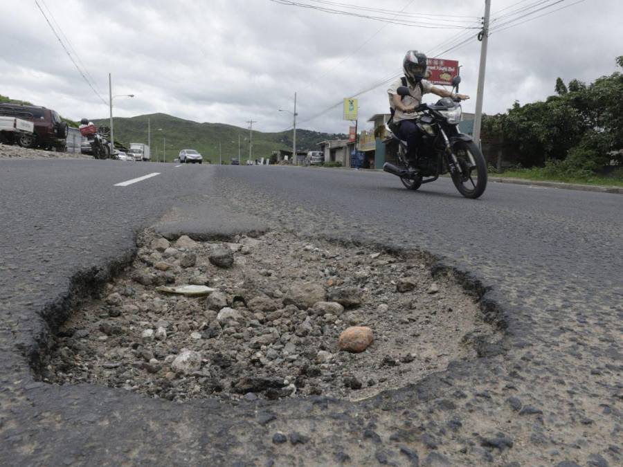 Sobre ‘cráteres’ y en tinieblas transitan motociclistas por algunas zonas de Honduras