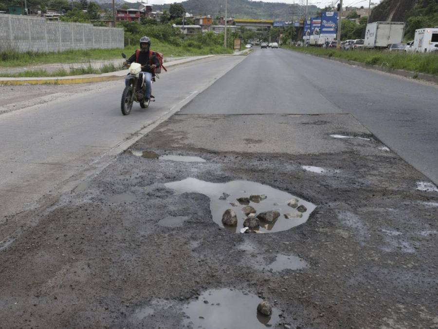 Sobre ‘cráteres’ y en tinieblas transitan motociclistas por algunas zonas de Honduras