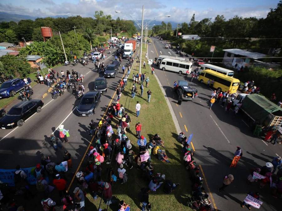 Con quema de llantas y pancartas, bloquean carretera CA-5 y exigen justicia para Juan López