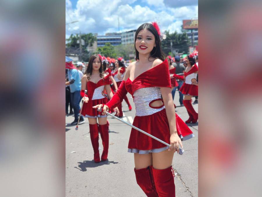 Melanie López, palillona del Milla Selva que robó suspiros en los desfiles patrios