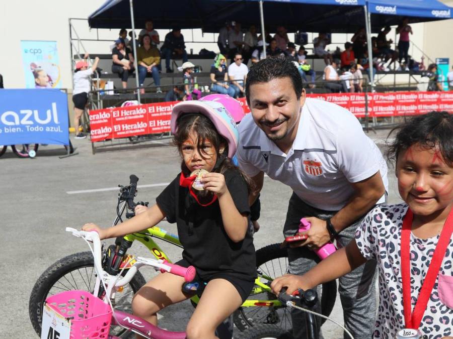 Familias completas dicen presente en la Vuelta Ciclística Infantil de EL HERALDO