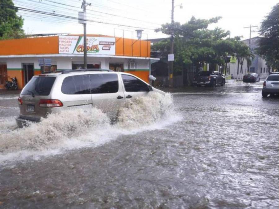 Tormenta Sara ya se hace sentir en Honduras con inundaciones y evacuaciones