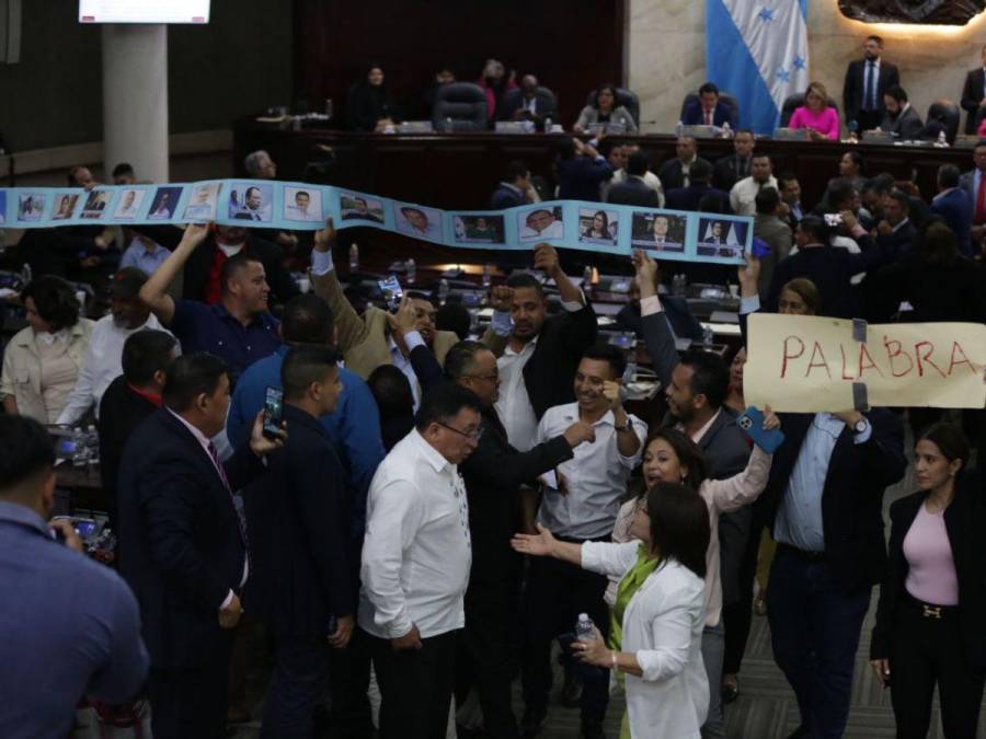 Lanzan botella con agua a Luis Redondo durante sesión en el Congreso Nacional