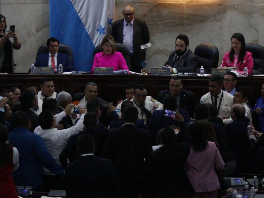 Lanzan botella con agua a Luis Redondo durante sesión en el Congreso Nacional