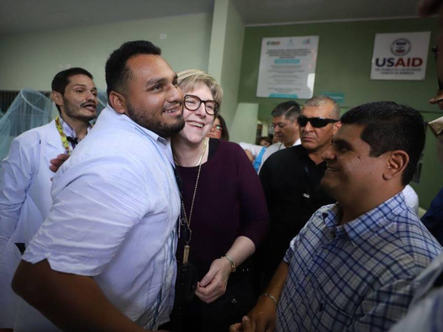 Laura Dogu encabeza inauguración de remodelado centro de salud en colonia San Miguel