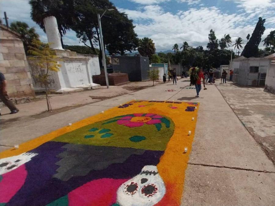 Con flores, globos y alfombras: capitalinos conmemoran el Día de Difuntos